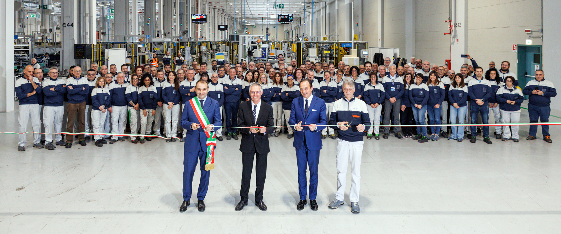 De gauche a droite: Stefano Lo Russo, Maire de Turin; Carlos Tavares, CEO de Stellantis; Alberto Cirio, Président de la région Piémont; Leonardo Rossi, Stellantis eDCT Plant Manager